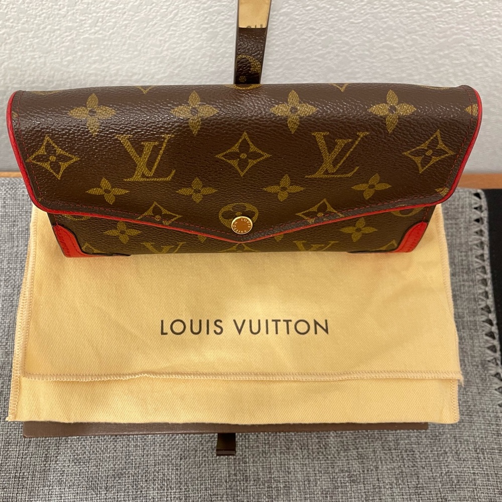 01. LOUIS VUITTON Sarah Retiro Monogram Canvas Wallet Brown/Cerise - Picture 4 of 16